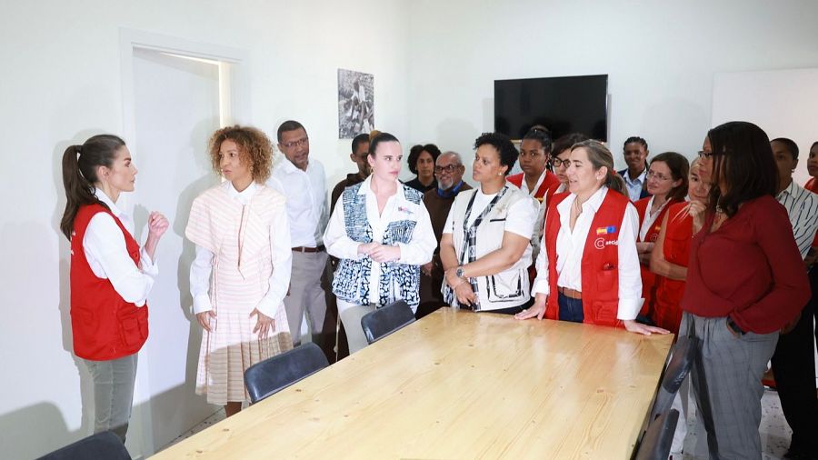 La reina Letizia cumple con su agenda en Cabo Verde