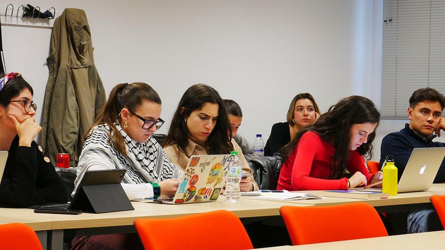 Xavier Colás ofrece una charla a los alumanos del máster de Reporterismo Internacional