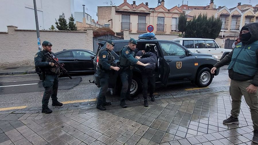 Los agentes de la Guardia Civil introducen al detenido en el vehículo policial