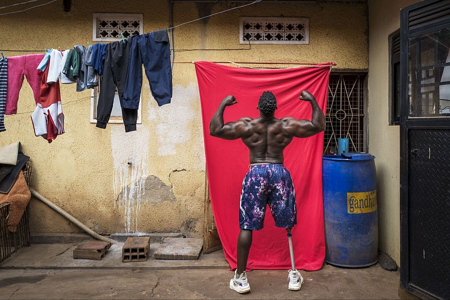 El culturista Tamale Safalu entrenadno en su casa de Kampala, Uganda.