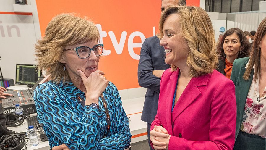 La ministra Pilar Alegría conversa con Marta Carazo, hoy en AULA