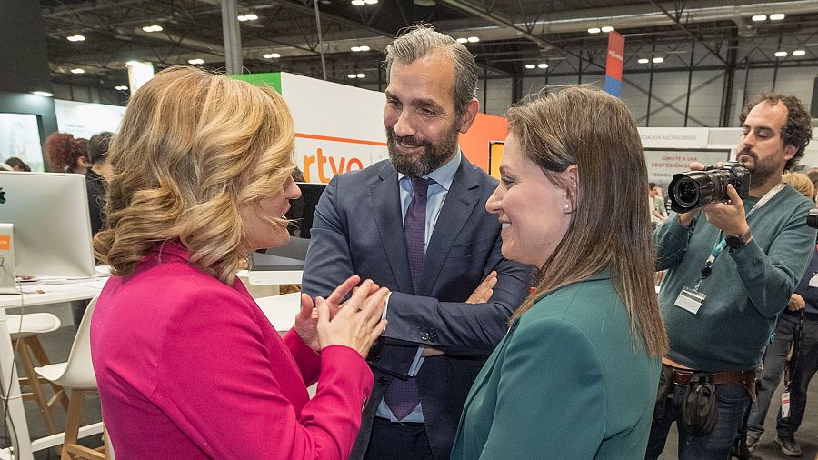 Pilar Alegría, con Eduardo Palomares y Sara Martín en otro momento de la visita