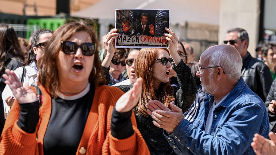 Imagen del grupo de personas que ha pedido la dimisión de Mazón durante su visita a las fiestas de Castellón