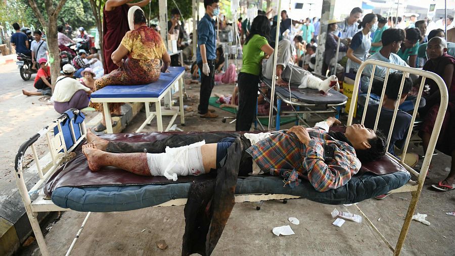 Un superviviente del terremoto yace en una cama en el recinto de un hospital de Naypyidaw