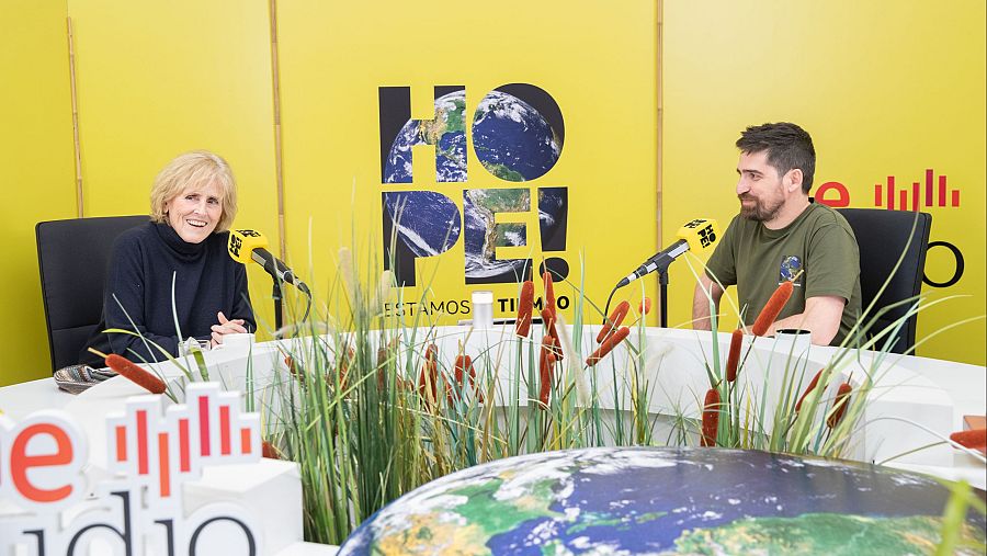 Entrevista en estudio de radio a Mercedes Milá y Javier Peña con fondo amarillo, logo Cadena SER y el mensaje 