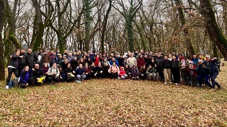 Voluntarios de Pastoral Penitenciaria con internos al aire libre