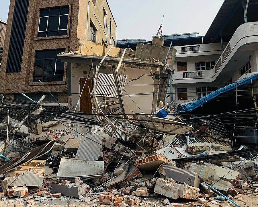 Imagen de un edificio derrumbado en Mandalay por el terremoto