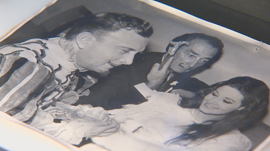 Imagen en blanco y negro de Salvador Dalí y Concha Velasco junto a un hombre con traje a rayas, interactuando entre ellos.