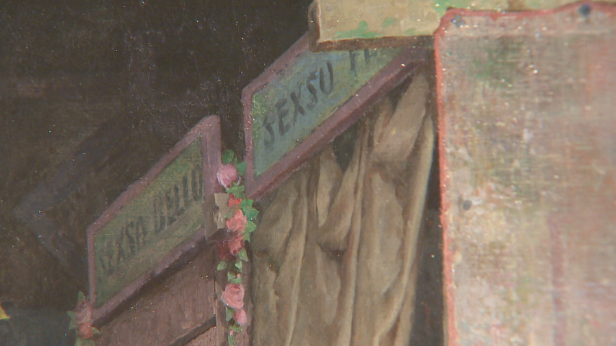 Dos carteles de camerinos, uno con la palabra 