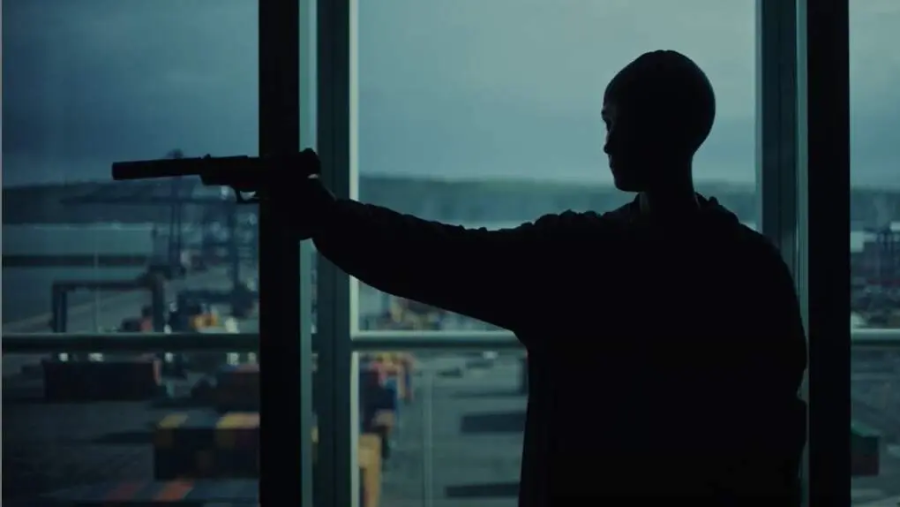 Silueta apuntando con pistola desde interior con ventana mostrando un puerto. Atmósfera oscura y de suspense.