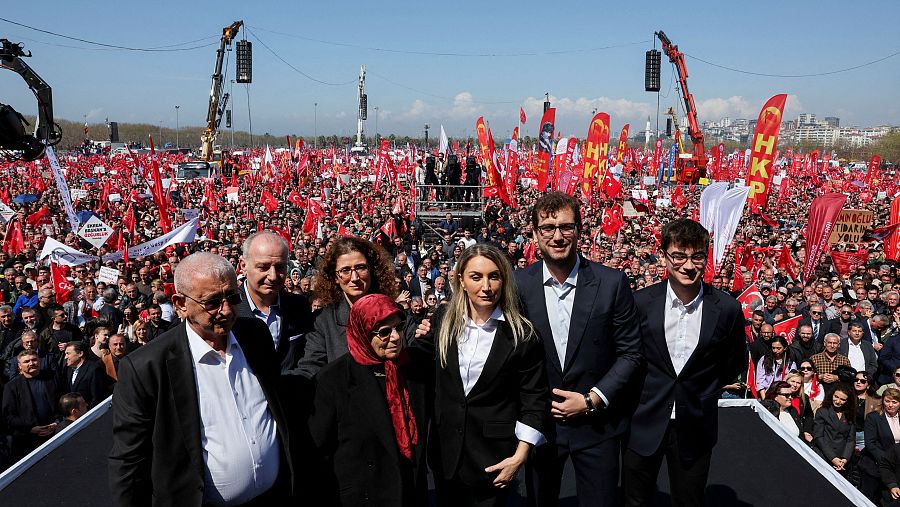 Familiares del alcalde de Estambul encarcelado y de su esposa, Dilek Imamoglu, asisten a la protesta