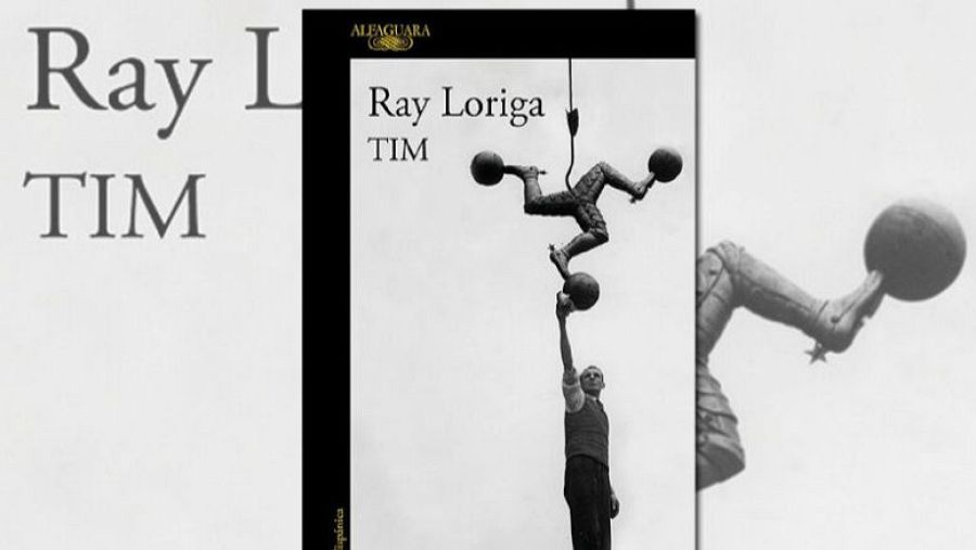 Portada de libro con foto en blanco y negro de un hombre manipulando una figura de madera articulada en pose dinámica, como malabares.