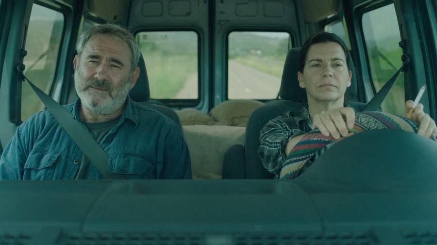 Sergi López  y Laia Marull en 'La terra negra', de Alberto Morais.