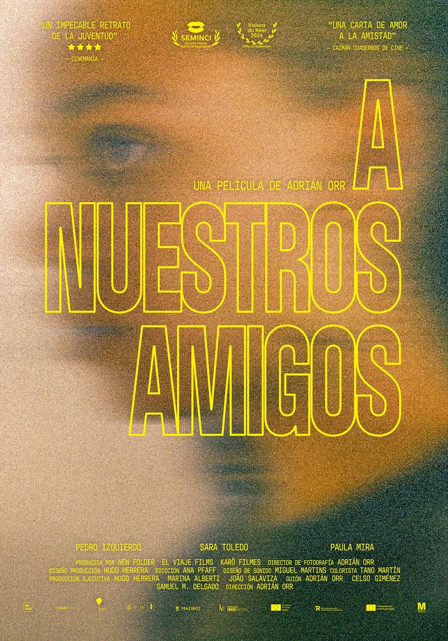 Cartel de cine con estética granulada y cálida.  Presenta actores jóvenes y citas de crítica cinematográfica.