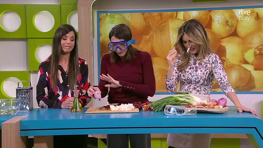 Una forma d'evitar plorar a l'hora de tallar cebes és posar-se ulleres.