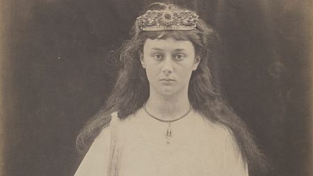 Alice Liddel como Santa Inés