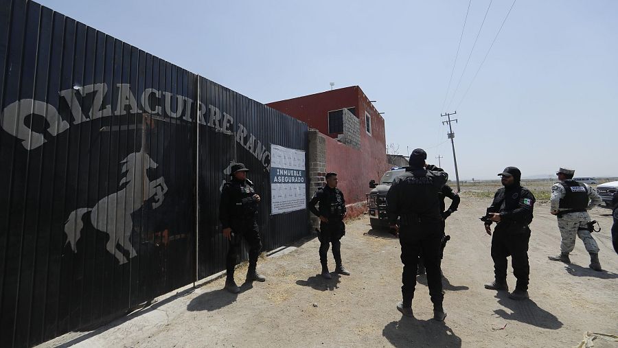 Agentes de la fiscalía de Jalisco custodian el rancho Izaguirre, en Teuchitlán, Jalisco, México, el 20 de marzo de 2025.