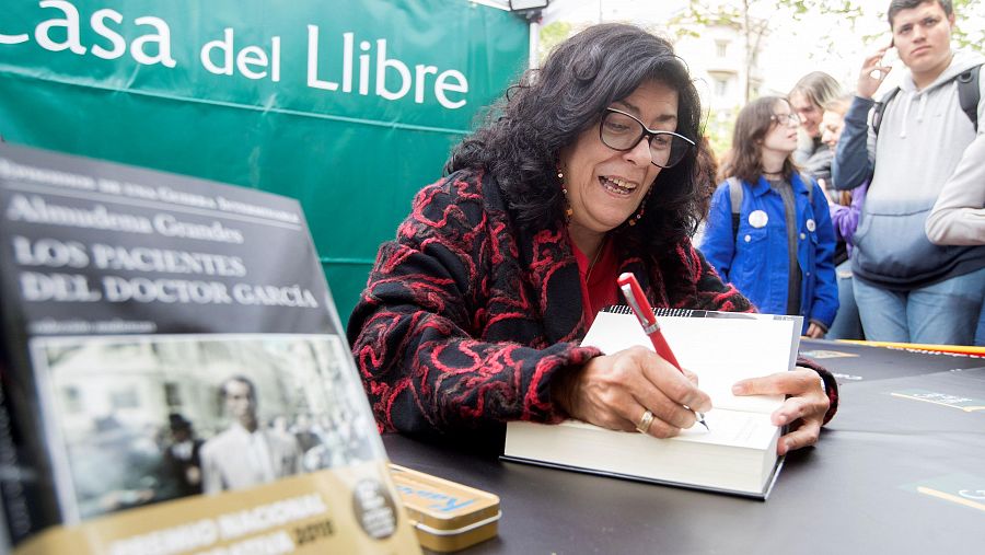 La escritora Almudena Grandes firmando libros Sant Jordi.
