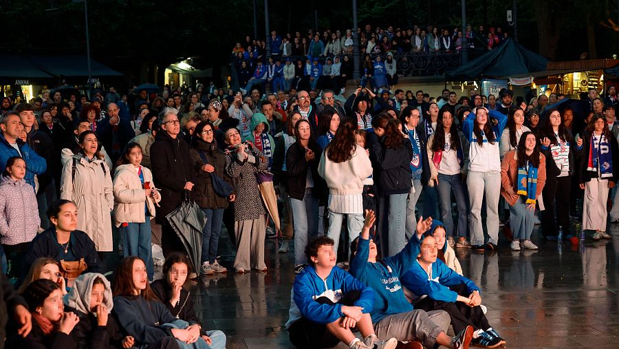 Seguidores del Uni Ferrol ven la vuelta de la Eurocup femenina en una pantalla gigante en los cantones de la ciudad gallega
