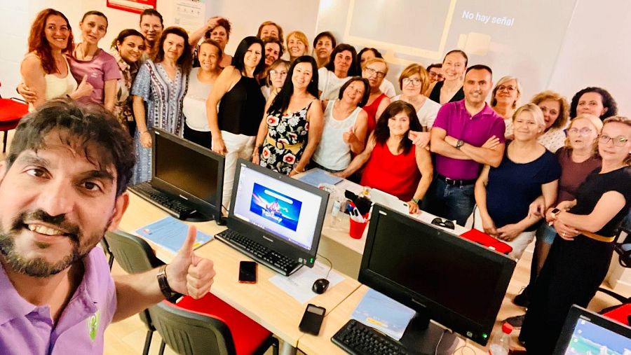 Ramón Román junto con los alumnos de uno de sus cursos de transformación digital