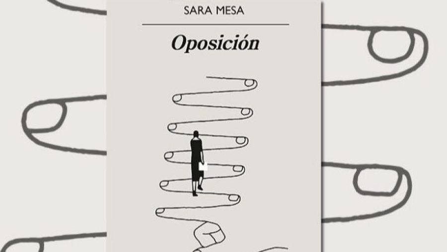 Ilustración metafórica de una oposición: mujer ascendiendo por escalera de dedos.  Sugiere dificultad y control externo.