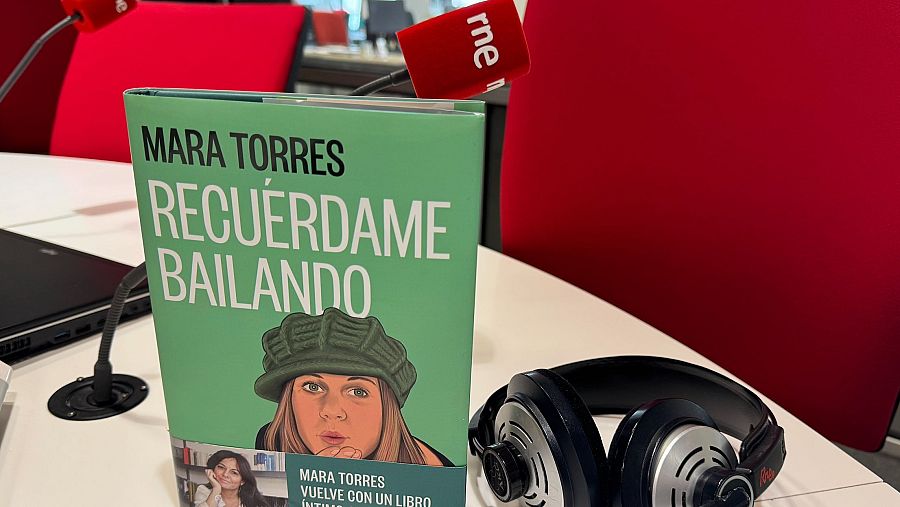 Portada de libro con ilustración de la autora con gorro; auriculares y micrófono de RNE en la mesa; ambiente de estudio de radio.