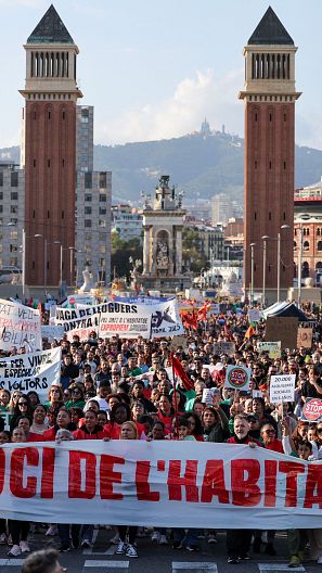 Manifestación por una vivienda digna en Barcelona