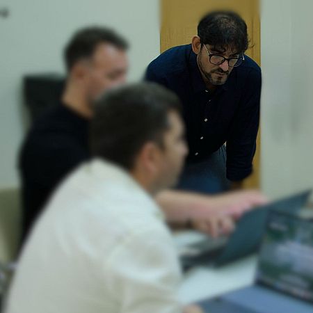 Ramón asesorando a unos clientes