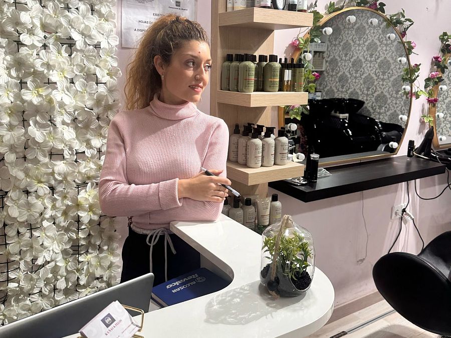 Noemí González en su centro de belleza