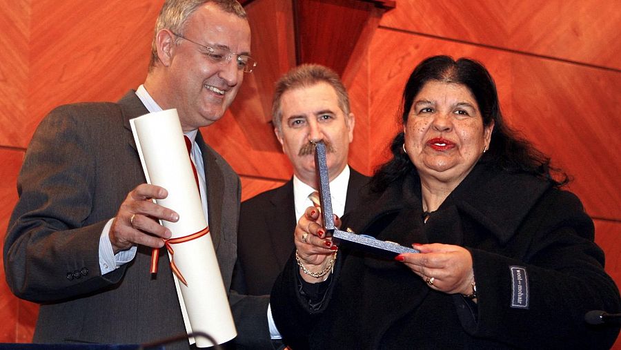 Adelina Jiménez recibiendo del ministro Jesús Caldera la Medalla de Oro al Mérito en el Trabajo el año 2008.
