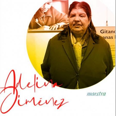 Retrato de Adelina Jiménez, maestra gitana, con chaqueta oscura y bufanda.  Se aprecia un niño al fondo y un cartel con la palabra 