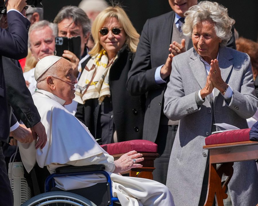 El papa Francisco es aclamado por los fieles al final de una misa en la plaza de San Pedro del Vaticano