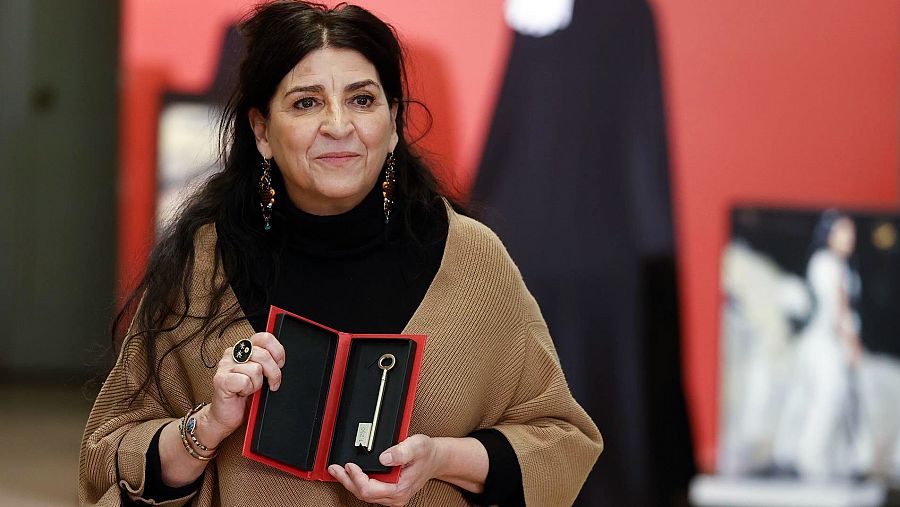 Lita Cabellut sostiene la llave de la Caja de las Letras en el Instituto Cervantes en 2022.