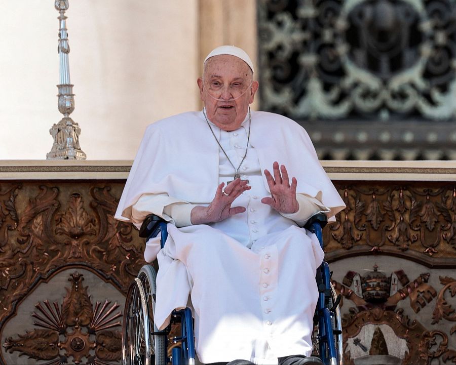 El papa Francisco gesticula mientras comparece por primera vez desde su regreso al Vaticano, en la plaza de San Pedro