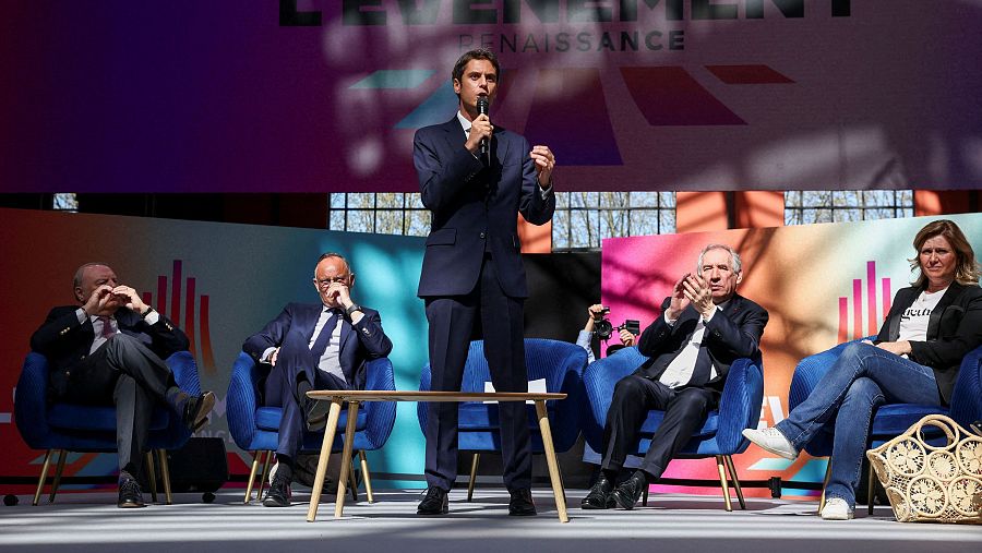 Gabriel Attal, secretario general del partido del Renacimiento, pronuncia un discurso durante un mitin político en Saint-Denis, cerca de París