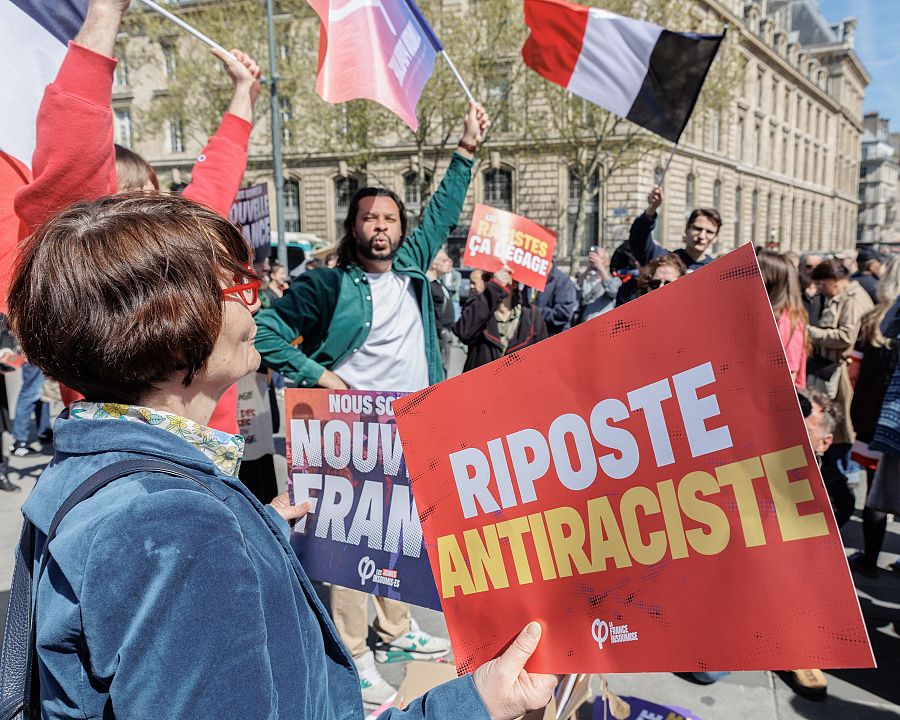 Manifestación contra Asamblea Nacional tras la condena de la líder del partido de extrema derecha Marine Le Pen, en la plaza de la República de París