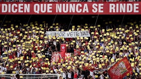 Protesta de aficionados sevillistas contra el presidente con el eslogan 
