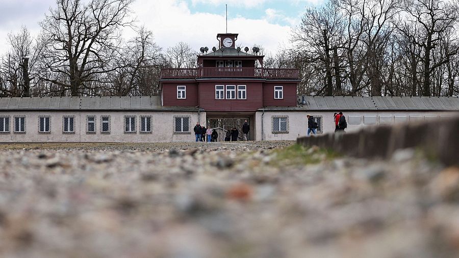 Vista general de la entrada al campo de concentración nazi de Buchenwald, Alemania.