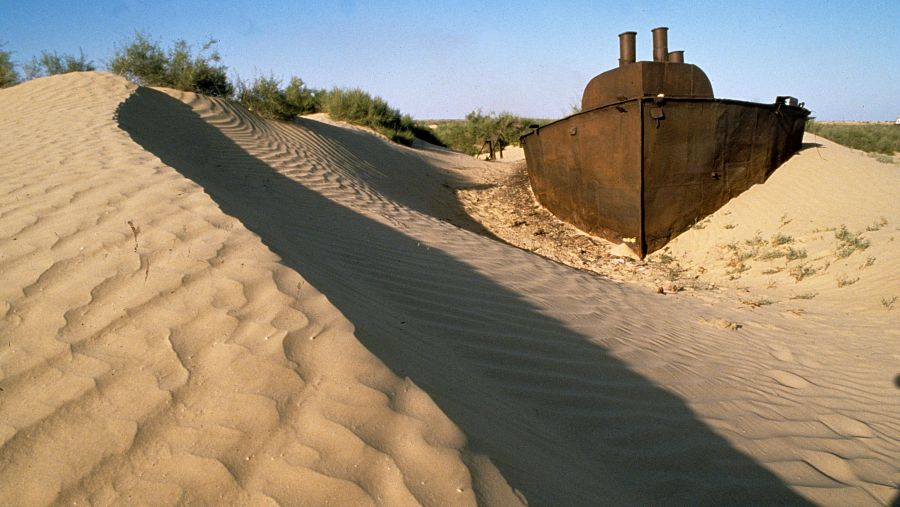 Restos de barcos sobre la arena en un antiguo puerto del mar de Aral