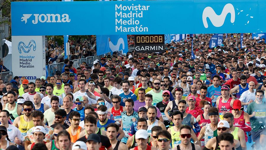 Los corredores toman la salida de comenzar la media maratón de Madrid este domingo