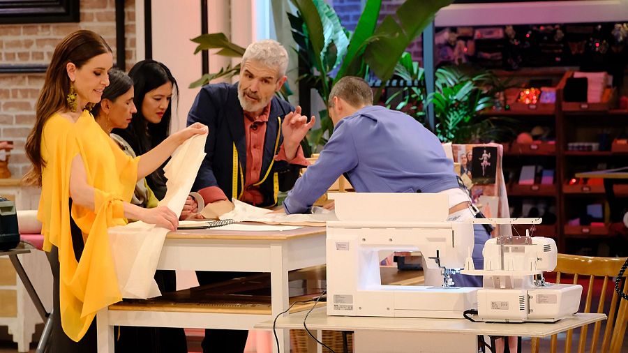 Doble expulsión y homenaje a Cristóbal Balenciaga en la semifinal de 'Maestros de la Costura Celebrity'