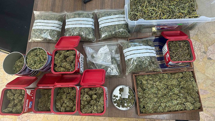 En los registros practicados se han intervenido 346 kg de marihuana y hachís preparados para la venta