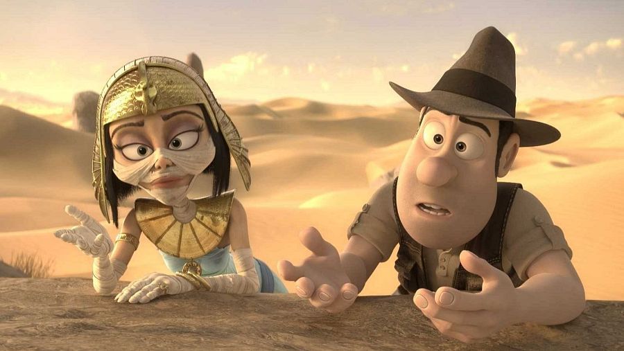 Tadeo Jones y una momia egipcia, en un desierto, muestran sorpresa ante un hallazgo.  Escena de animación.
