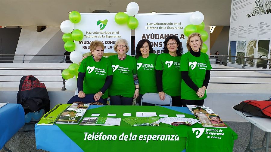 Voluntarias de la ONG en una mesa informativa