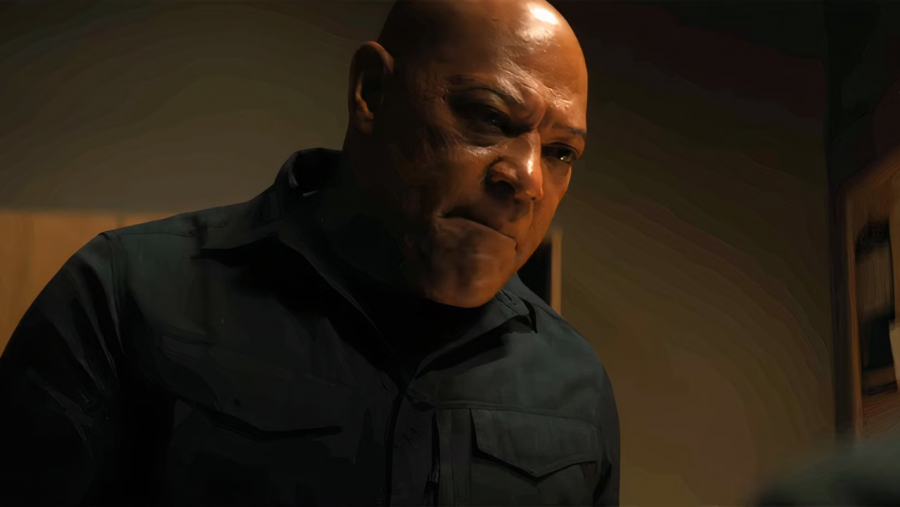 Imagen de Laurence Fishburne con expresión seria, cabeza rapada y camisa oscura, posiblemente de una escena de 'The Amateur'.