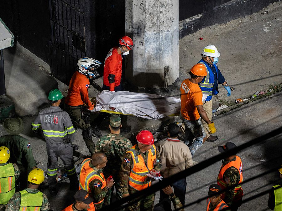 Los servicios de emergencias buscan a personas atrapadas por el derrumbe del techo de una discoteca en Santo Domingo