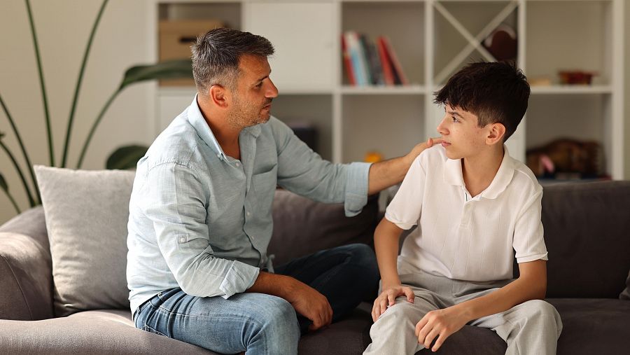 Padre hablando con su hijo