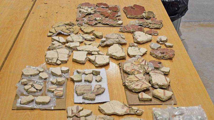 Aparecen más de 4.000 fragmentos de pinturas del siglo II d.C. en excavación de La Vila