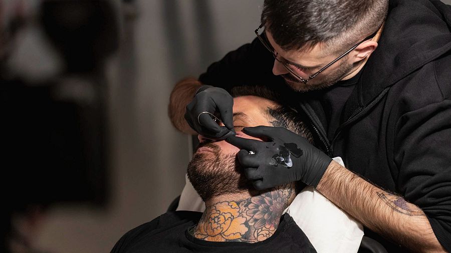 Tatuarse el expediente de adopción 09872 (Abel Azcona, 2024) - (Mis Familias, La Panera)