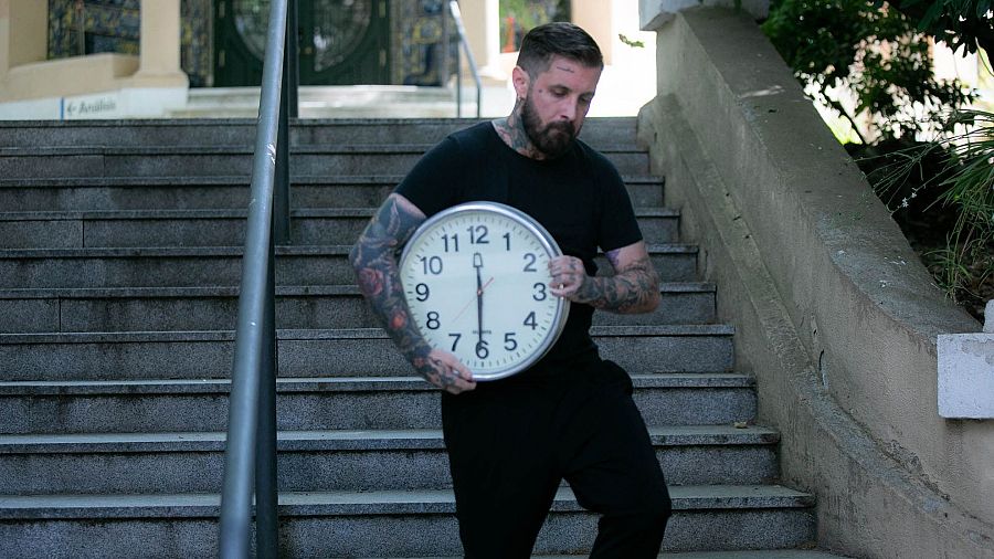 La hora en que nací (Abel Azcona, 2024)